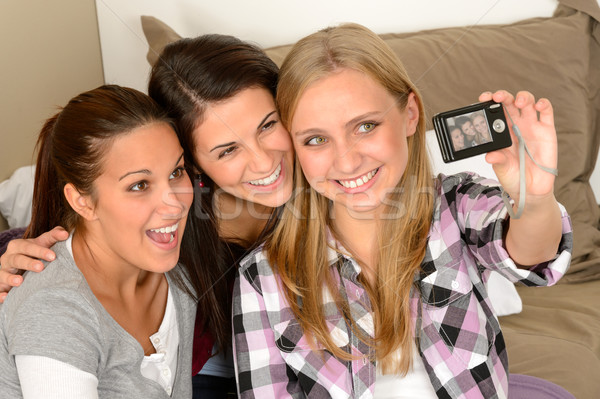 Sonriendo jóvenes ninas toma autorretrato casa Foto stock © CandyboxPhoto