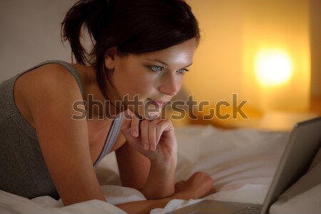Schlafzimmer Abend Frau Laptop Bett Stock foto © CandyboxPhoto