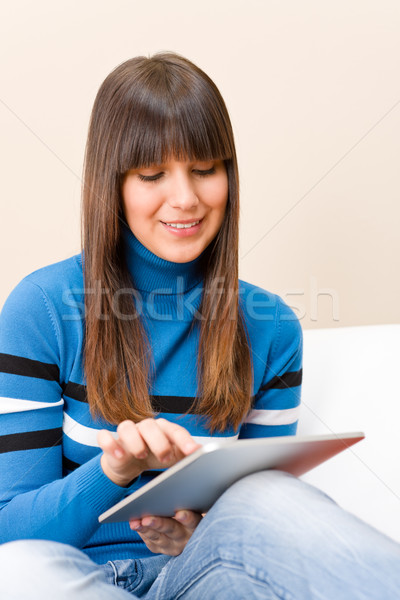 Tinédzser lány pihen otthon érintőképernyő táblagép Stock fotó © CandyboxPhoto