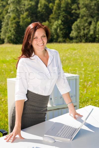 [[stock_photo]]: Femme · d'affaires · ensoleillée · nature · bureau · sourire · jeunes