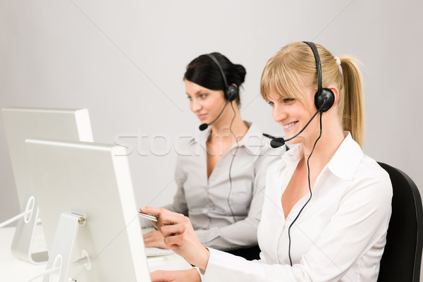 商業照片: 顧客服務 · 女子 · 呼叫中心 · 電話 · 耳機 · 團隊