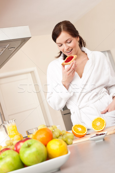 Stockfoto: Jonge · vrouw · eten · toast · ontbijt · keuken · badjas