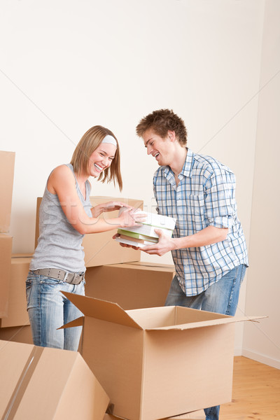 Költözés fiatal pér doboz új otthon új ház papír Stock fotó © CandyboxPhoto
