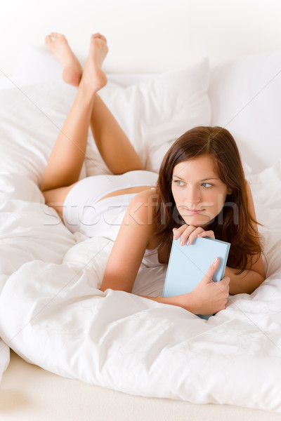 Yatak odası genç kadın kitap beyaz yatak iç Stok fotoğraf © CandyboxPhoto