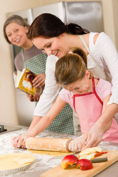 Foto d'archivio: Madre · figlia · torta · di · mele · insieme · nonna