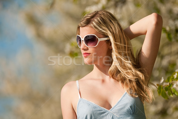Voorjaar jonge vrouw bloesem boom boomgaard Stockfoto © CandyboxPhoto