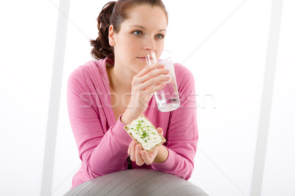 [[stock_photo]]: Femme · de · remise · en · forme · détendre · verre · eau · casse-croûte · gymnase
