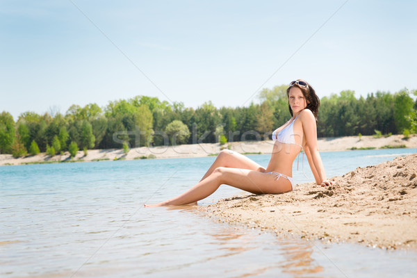 Lata plaży oszałamiający kobieta posiedzenia piasku Zdjęcia stock © CandyboxPhoto