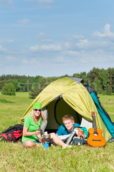 Photo stock: Jeunes · camping · couple · cuisson · repas · à · l'extérieur