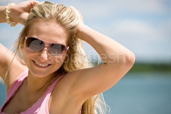 Szőke nő napszemüveg élvezi napos idő víz Stock fotó © CandyboxPhoto