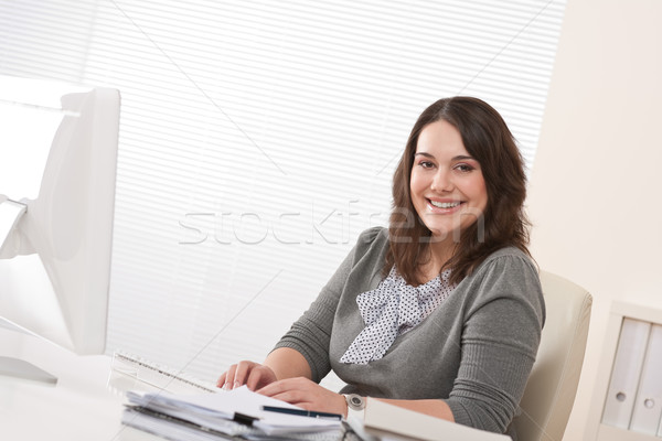 Boldog üzletasszony ül irodai asztal számítógép iroda Stock fotó © CandyboxPhoto