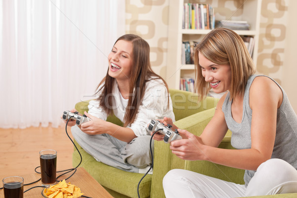 Foto stock: Estudantes · dois · feliz · feminino · adolescente · jogar