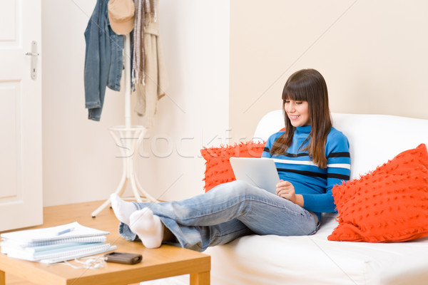 商業照片: 青少年 · 女孩 · 放鬆 · 家 · 觸摸屏