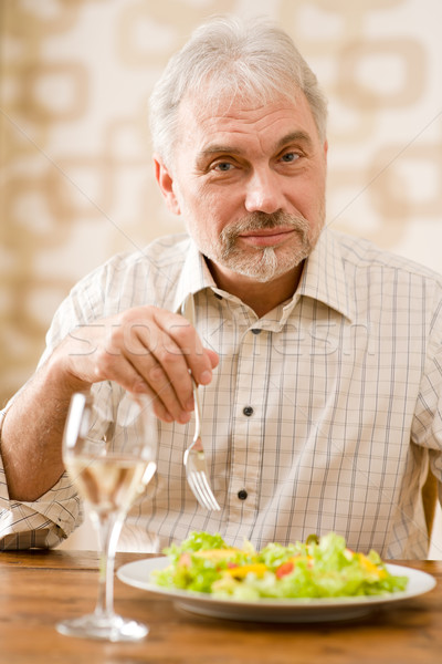 Senior reifer Mann essen gesunden Salat Weißwein Stock foto © CandyboxPhoto