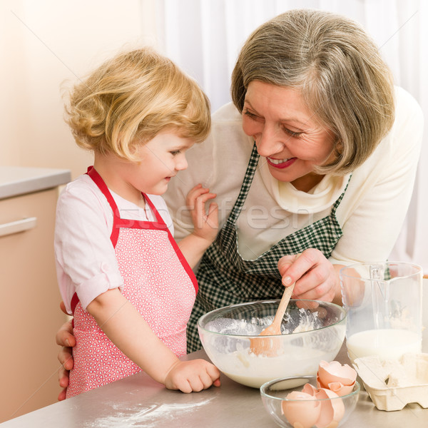 Stock fotó: Gyermek · lány · nagymama · sütés · torta · keverés