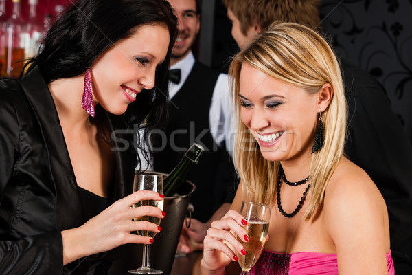 Boldog lány barátok italok élvezi buli kettő Stock fotó © CandyboxPhoto