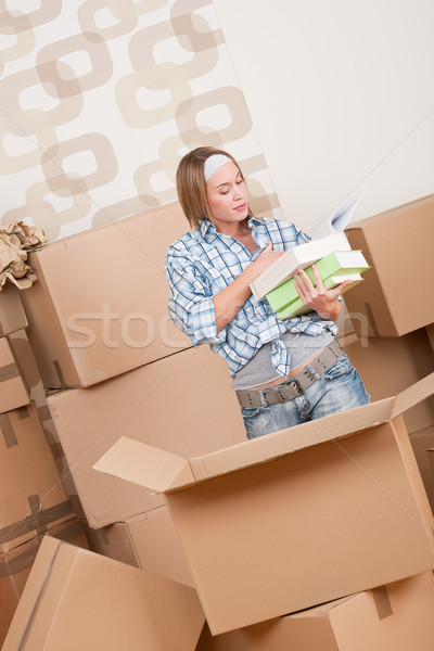 Költözés nő doboz könyv új otthon papír Stock fotó © CandyboxPhoto