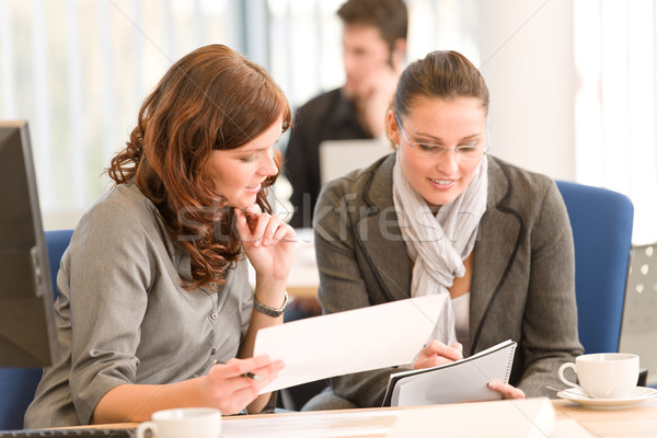 Iş toplantısı grup insanlar ofis oturma bilgisayar büro Stok fotoğraf © CandyboxPhoto