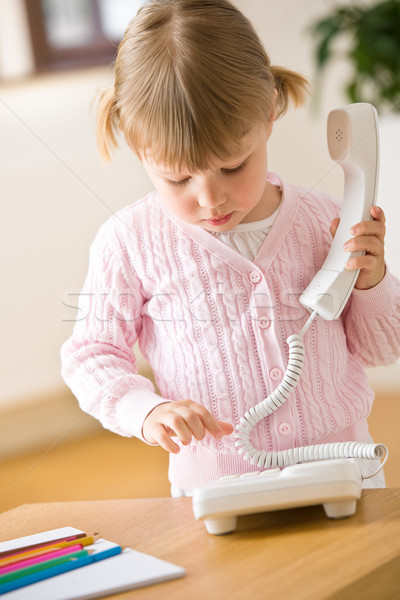 Küçük kız kadran numara telefon salon Stok fotoğraf © CandyboxPhoto
