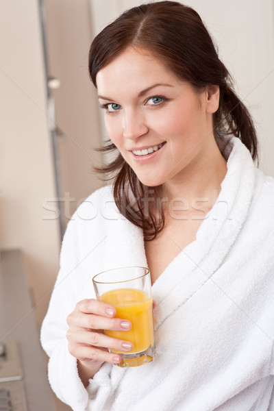 Stockfoto: Jonge · vrouw · drinken · sinaasappelsap · ontbijt · keuken · badjas