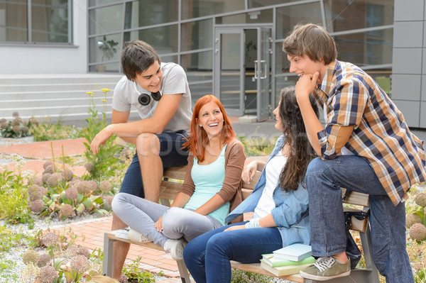 Stock foto: Studenten · Freunde · Sitzung · außerhalb · Campus · lachen