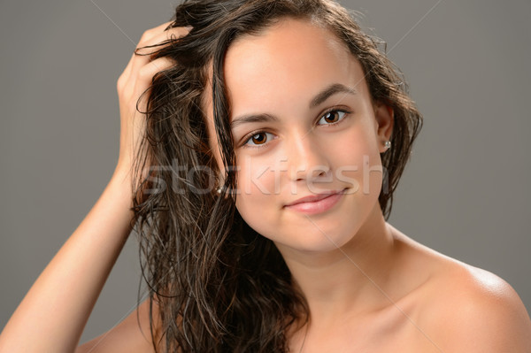 Tienermeisje touch nat haarverzorging cosmetica grijs Stockfoto © CandyboxPhoto