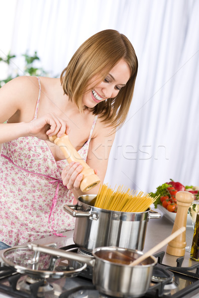 Mujer sonriente cocina espaguetis salsa de tomate vino blanco casa Foto stock © CandyboxPhoto