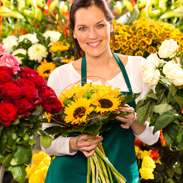Uśmiechnięty kwiaciarz kobieta bukiet słoneczniki kwiaciarnia Zdjęcia stock © CandyboxPhoto