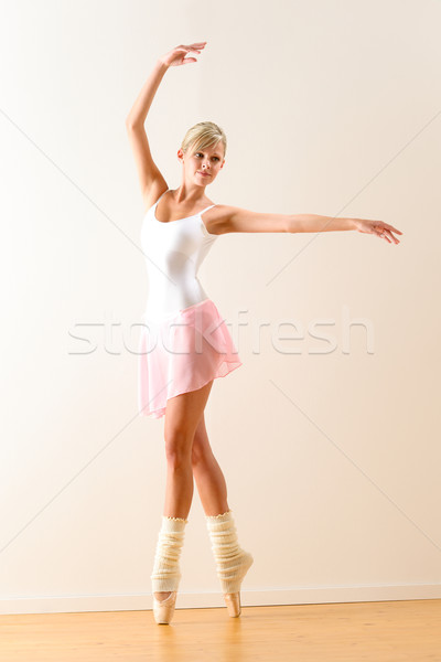 Stock fotó: Gyönyörű · balett-táncos · gyakorol · tánc · áll · lábujjhegy