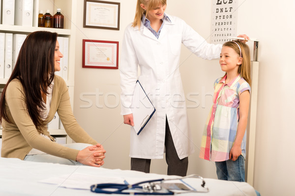 Orvosi gyermekorvos lány méret magasság vizsgálat Stock fotó © CandyboxPhoto