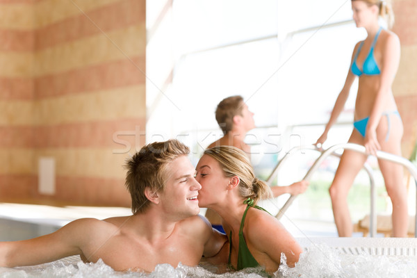 Piscină cuplu relaxa cada cu hidromasaj tineri atractiv Imagine de stoc © CandyboxPhoto