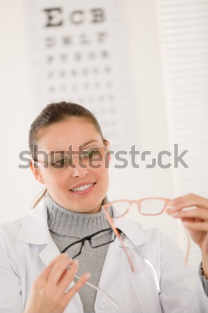Optician medic femeie ochelari ochi diagramă Imagine de stoc © CandyboxPhoto