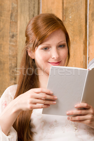 Młodych romantyczny kobieta stodoła czytania książki Zdjęcia stock © CandyboxPhoto