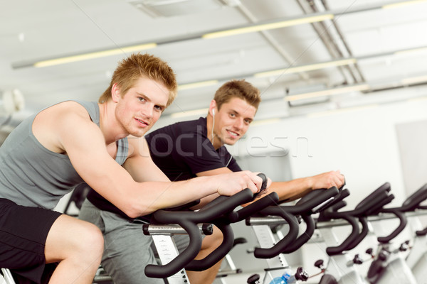 Imagine de stoc: Fitness · tânăr · sală · de · gimnastică · bicicletă · cardio