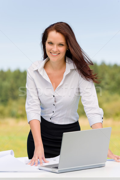 [[stock_photo]]: Femme · d'affaires · ensoleillée · nature · souriant · portable · jeunes