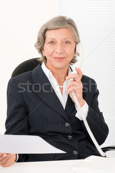 Stockfoto: Senior · zakenvrouw · telefoon · houden · lege · vel
