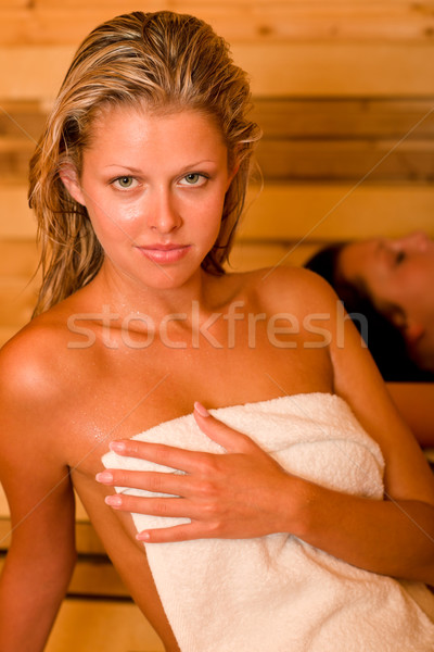 Sauna doua femei relaxare transpiratie acoperit prosop Imagine de stoc © CandyboxPhoto
