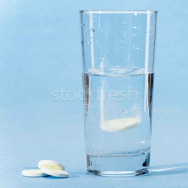 Efervescente vitamina cápsula água vidro azul Foto stock © CandyboxPhoto