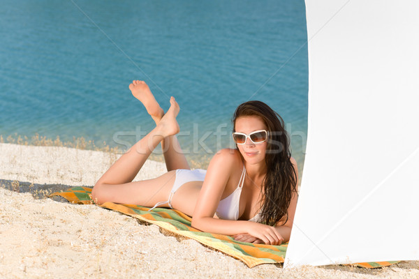 Foto stock: Jovem · sensual · modelo · de · biquíni · relaxante · óculos · de · sol · praia