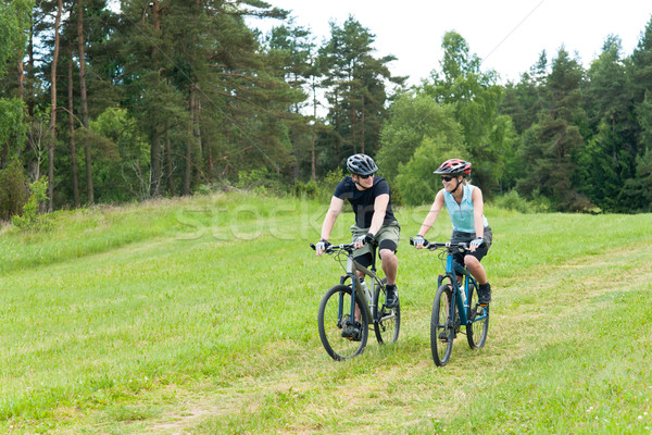 Foto stock: Deporte · feliz · Pareja · equitación · bicicletas · amigos