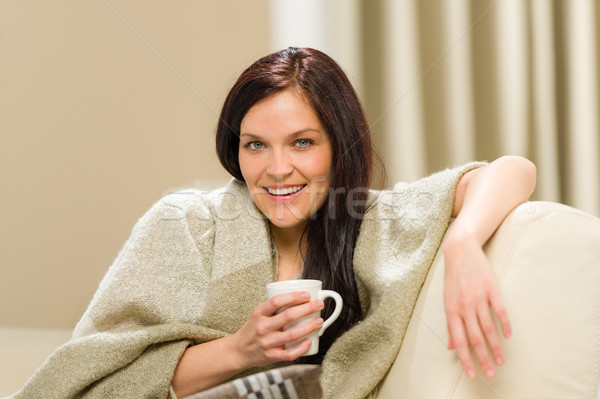 Alegre confortável mulher potável bebida quente sofá Foto stock © CandyboxPhoto