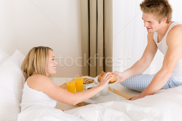 Luxe hotel huwelijksreis ontbijt paar bed Stockfoto © CandyboxPhoto