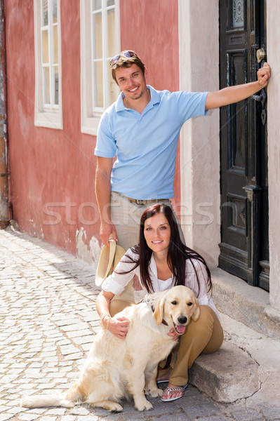 Foto stock: Cão · escada · rua · feliz