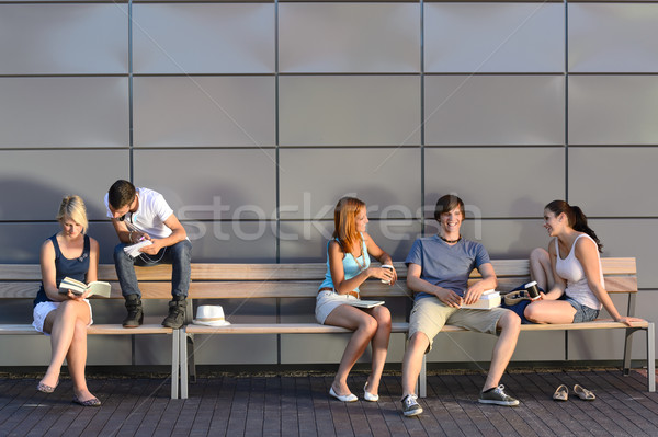 Kolegium studentów posiedzenia ławce nowoczesne ściany Zdjęcia stock © CandyboxPhoto