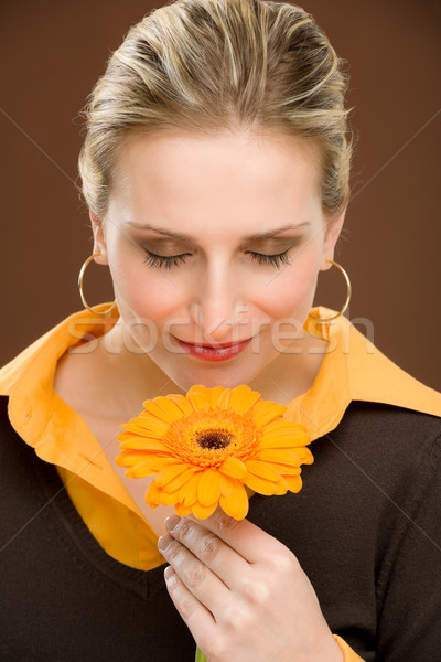 Blume romantischen Frau halten Gänseblümchen Porträt Stock foto © CandyboxPhoto