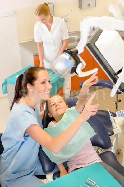 Souriant dentiste enfant chirurgie pointant écran [[stock_photo]] © CandyboxPhoto