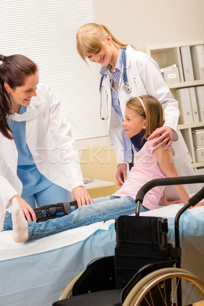 Pediatra dziewczyna złamana noga dwa kobiet Zdjęcia stock © CandyboxPhoto
