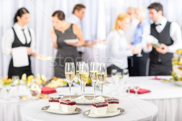 Deserturi şampanie Reuniunea participantii intalnire de afaceri conferinţă Imagine de stoc © CandyboxPhoto