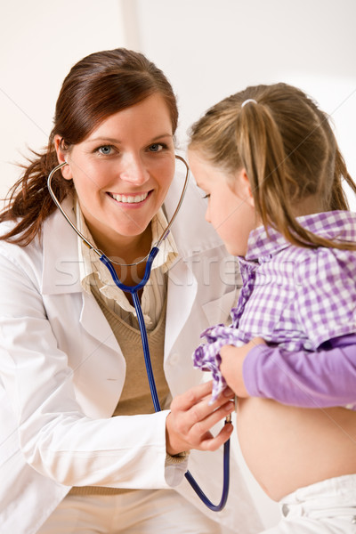 Femeie medic copil stetoscop medical Imagine de stoc © CandyboxPhoto