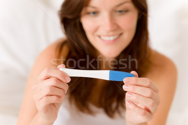 Zdjęcia stock: Test · ciążowy · szczęśliwy · zdziwiony · kobieta · pozytywny · wynikać